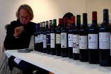 Джеймс Саклинг дегустирует бордоские вина  jamessuckling.com