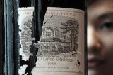 Этикетка на пустой бутылке Chateau Lafite Rothschild исключительного урожая 1959 года умышленно повреждена, чтобы исключить ее повторное использование 