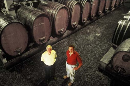 Титулованный винодел Оливье Хумбрехт (с красной рубашке)  http://www.thewanderingpalate.com