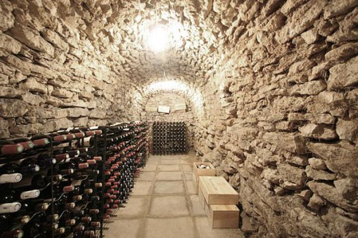 Large_chateau_cellar